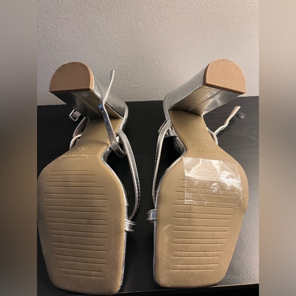 Like new - Worn to wedding one time. - Picture 4 of 4